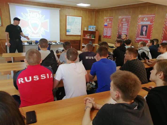 Челябинские омоновцы пригласили на экскурсию в отряд студентов колледжа Южно-Уральского госуниверситета