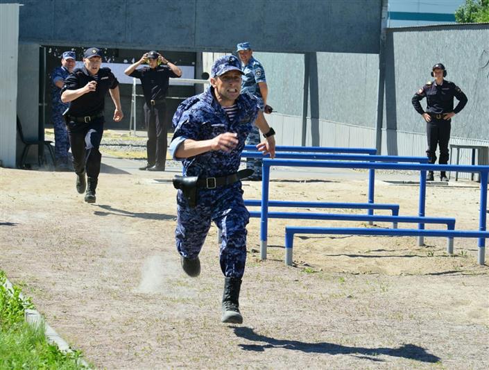 Омский росгвардеец стал первым в одной из дисциплин на всероссийских соревнованиях экипажей групп задержания