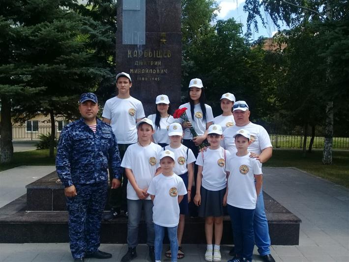 В Самаре сотрудники Росгвардии вместе с подшефными юнармейцами приняли участие в мероприятиях, приуроченных ко Дню памяти и скорби
