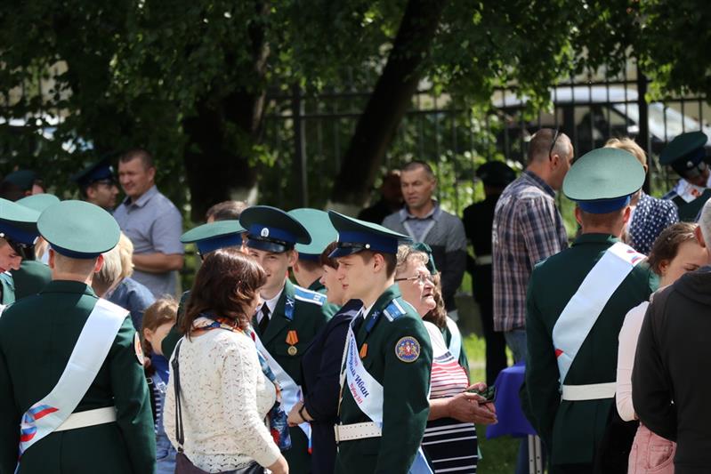 Выпускникам Екатеринбургского кадетского корпуса Росгвардии торжественно вручили аттестаты о среднем образовании (фото, видео)