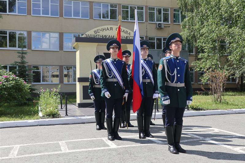 Выпускникам Екатеринбургского кадетского корпуса Росгвардии торжественно вручили аттестаты о среднем образовании (фото, видео)