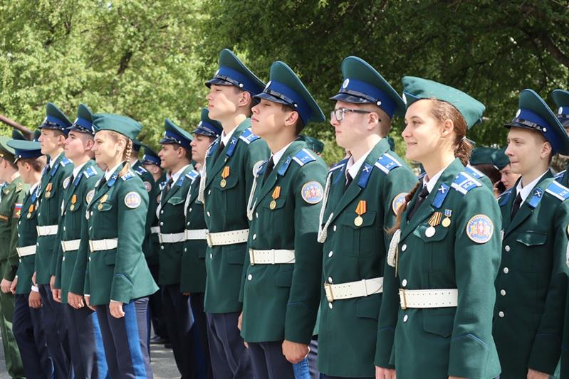 Выпускникам Екатеринбургского кадетского корпуса Росгвардии торжественно вручили аттестаты о среднем образовании (фото, видео)