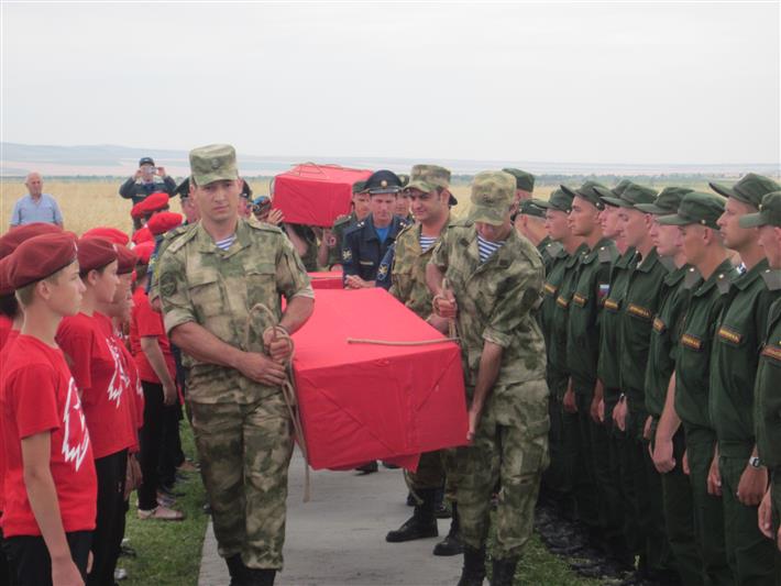 В Северной Осетии военнослужащие Росгвардии приняли участие в захоронении останков воинов, погибших в годы Великой Отечественной войны (видео)
