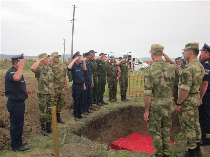 В Северной Осетии военнослужащие Росгвардии приняли участие в захоронении останков воинов, погибших в годы Великой Отечественной войны (видео)
