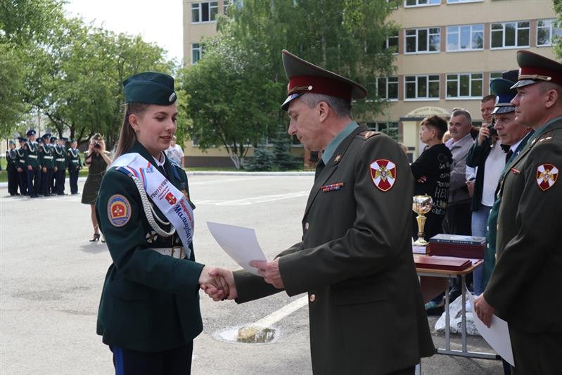Выпускникам Екатеринбургского кадетского корпуса Росгвардии торжественно вручили аттестаты о среднем образовании (фото, видео)