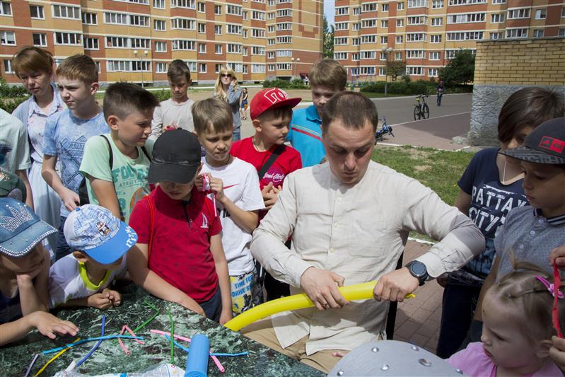 В первый день лета в подмосковной Балашихе прошли праздничные мероприятия для детей росгвардейцев (фото)