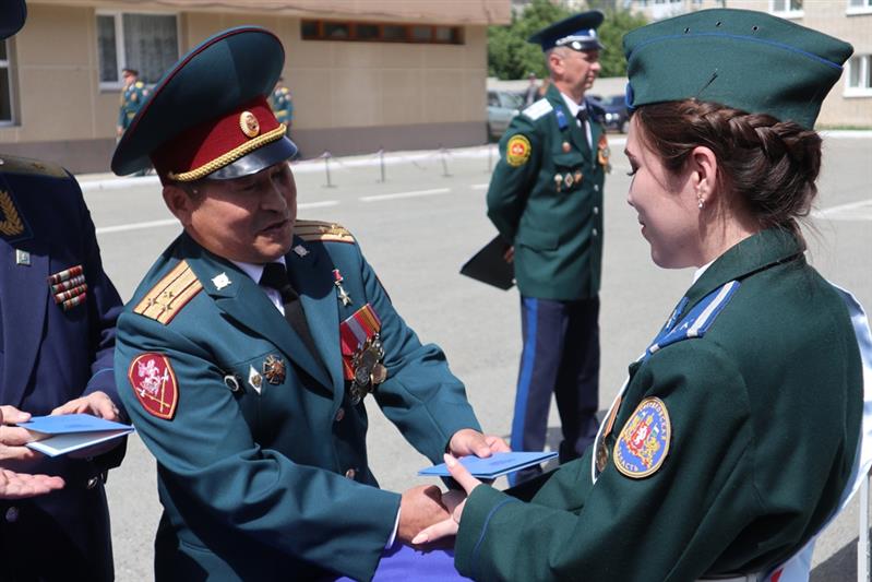 Выпускникам Екатеринбургского кадетского корпуса Росгвардии торжественно вручили аттестаты о среднем образовании (фото, видео)
