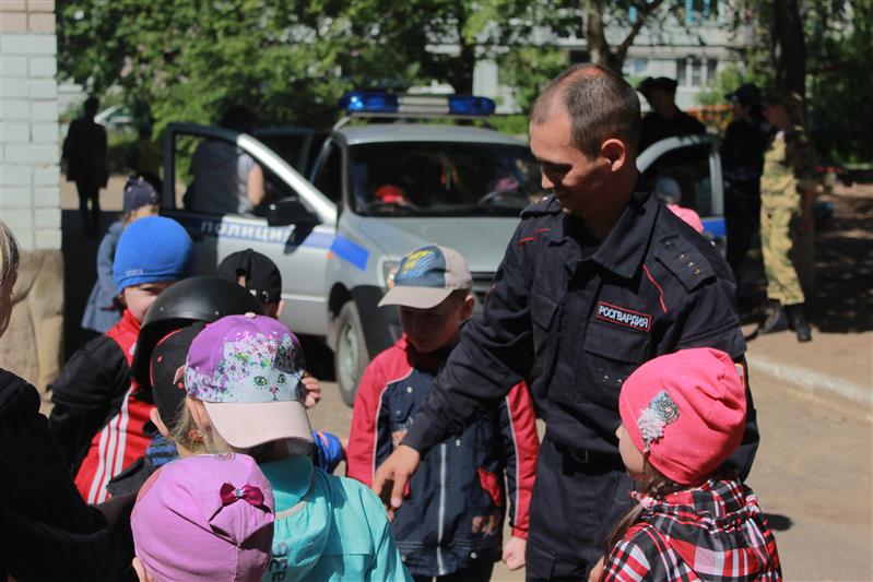 Росгвардейцы провели для новгородских дошкольников интерактивную игру «Безопасное лето»