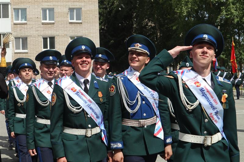 Выпускникам Екатеринбургского кадетского корпуса Росгвардии торжественно вручили аттестаты о среднем образовании (фото, видео)