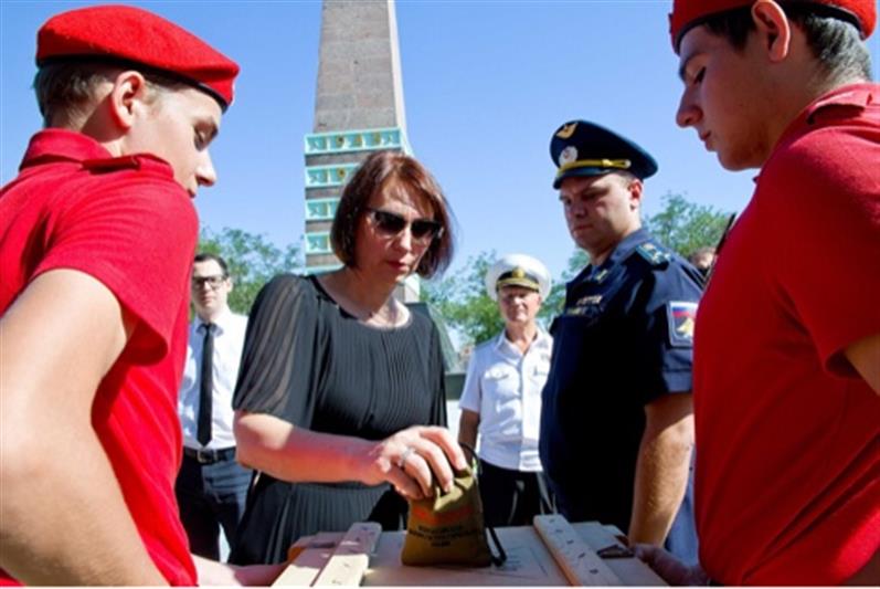 Росгвардейцы Южного округа вспоминают погибших в годы Великой Отечественной войны и зажигают свечи памяти