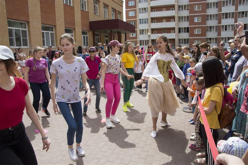 В первый день лета в подмосковной Балашихе прошли праздничные мероприятия для детей росгвардейцев (фото)