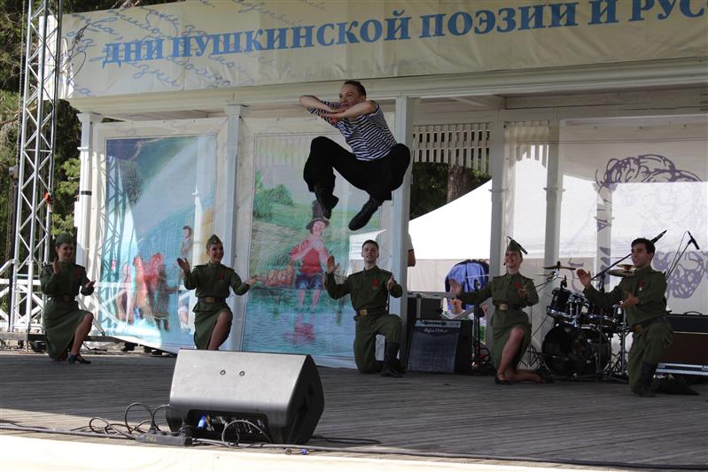 Академический ансамбль песни и пляски Росгвардии выступил на пушкинском празднике в Псковской области