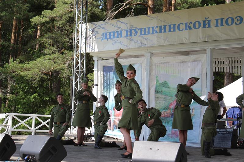Академический ансамбль песни и пляски Росгвардии выступил на пушкинском празднике в Псковской области