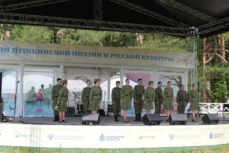 Академический ансамбль песни и пляски Росгвардии выступил на пушкинском празднике в Псковской области