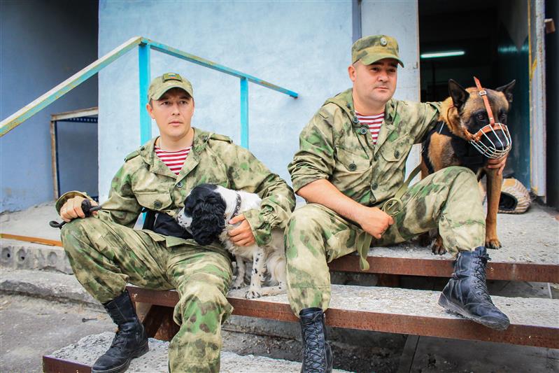 Кинологи Росгвардии рассказали журналистке из Пензы об особенностях своей работы 
