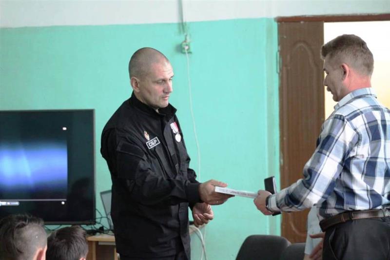 В рамках акции «День призывника» ветеран челябинского СОБР встретился со старшеклассниками из Аши и Сатки