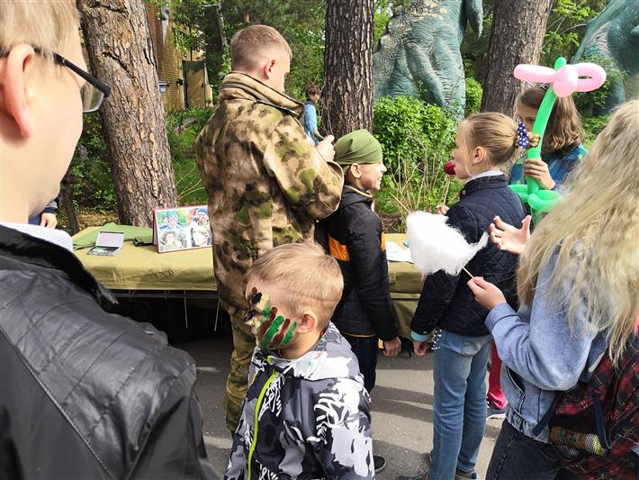 В Новосибирске детям подарили зоопарк, лазерную стрельбу и "боевую раскраску"