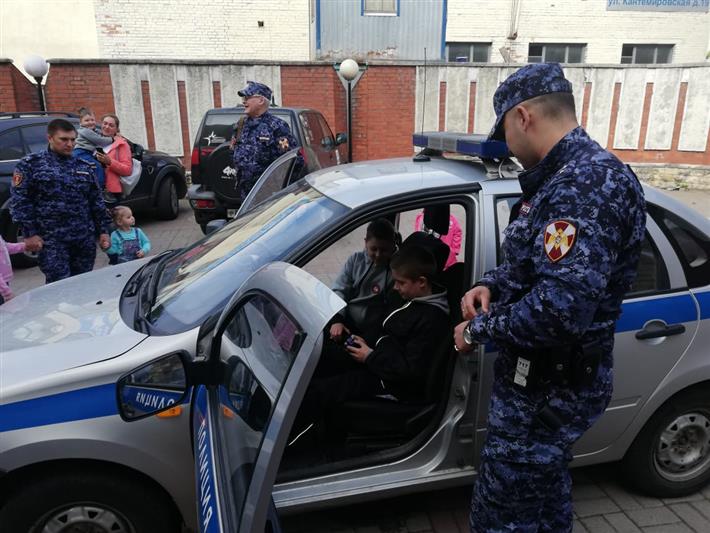 В преддверии Дня России петербургские росгвардейцы организовали День открытых дверей для детей