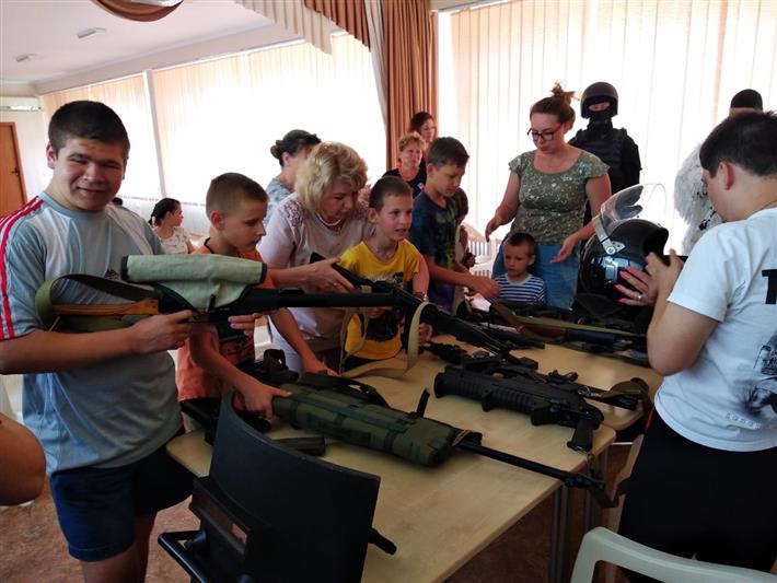Крымские росгвардейцы рассказали о своей службе воспитанникам социально-реабилитационного центра для несовершеннолетних