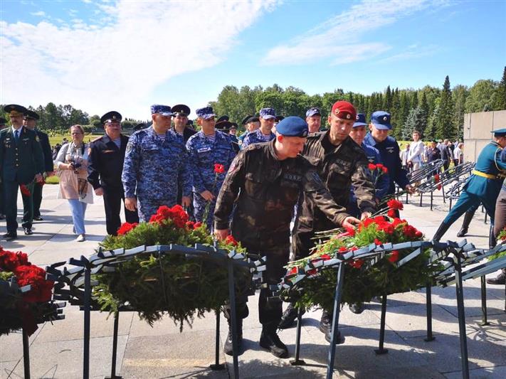 В Санкт-Петербурге сотрудники и военнослужащие Северо-Западного округа Росгвардии приняли участие в церемонии возложения цветов и венков на Пискарёвском мемориальном кладбище