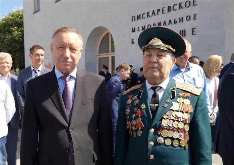 В Санкт-Петербурге сотрудники и военнослужащие Северо-Западного округа Росгвардии приняли участие в церемонии возложения цветов и венков на Пискарёвском мемориальном кладбище
