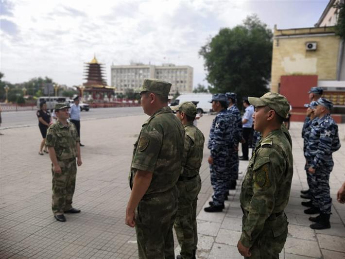 В Калмыкии сотрудники Росгвардии обеспечили общественную безопасность во время проведения выпускных балов
