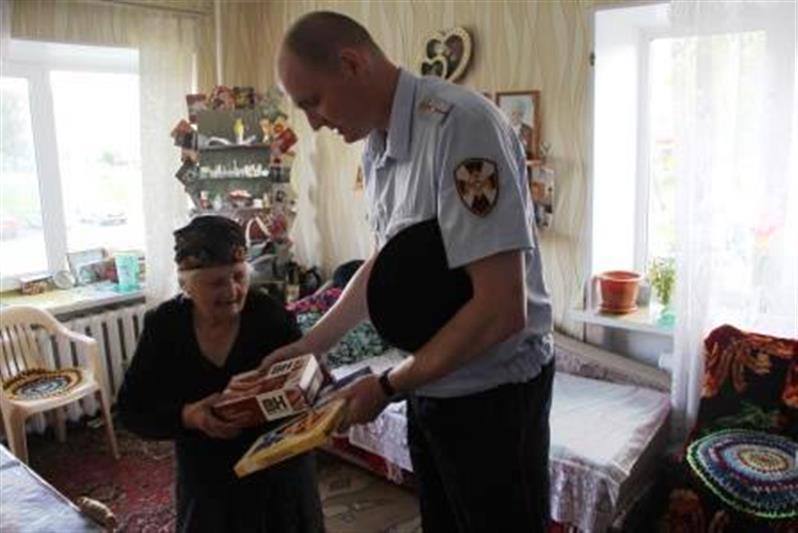 В преддверии Дня памяти и скорби в Тюменской области представители Росгвардии навещают участников Великой Отечественной войны