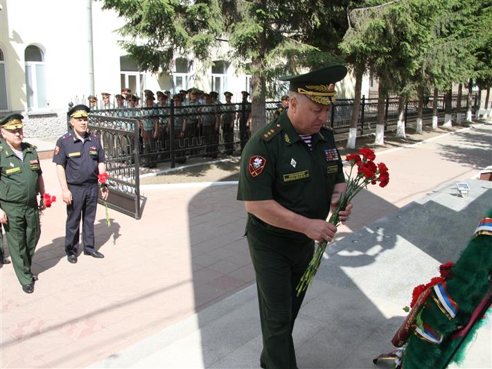 В Новосибирске в День памяти и скорби военнослужащие и сотрудники Росгвардии возложили цветы к Вечному огню 
