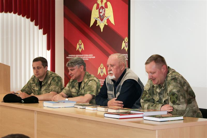 На Ставрополье сотрудники ОМОН организовали день открытых дверей для школьников (фото)