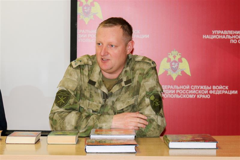 На Ставрополье сотрудники ОМОН организовали день открытых дверей для школьников (фото)