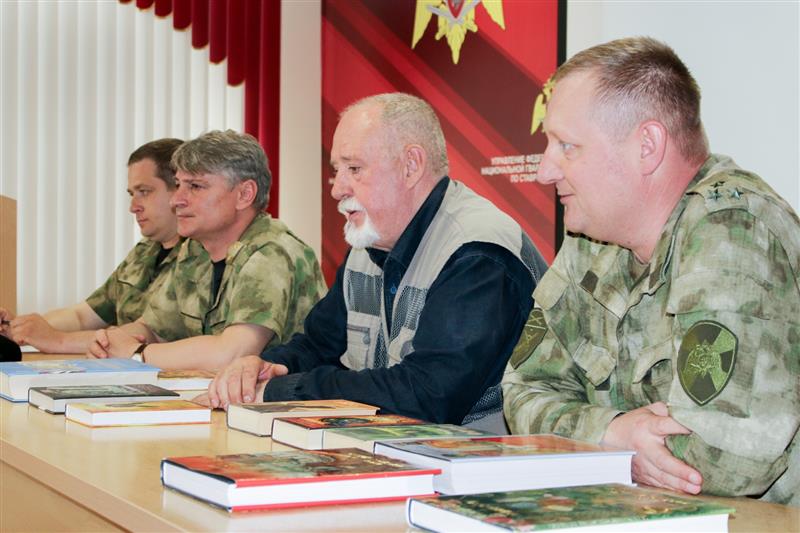 На Ставрополье сотрудники ОМОН организовали день открытых дверей для школьников (фото)