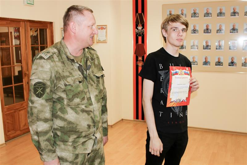 На Ставрополье сотрудники ОМОН организовали день открытых дверей для школьников (фото)