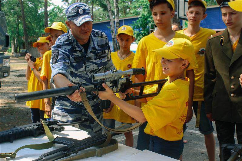 Воронежские омоновцы провели тематическое мероприятие в детском оздоровительном лагере «Зеленый огонек» 