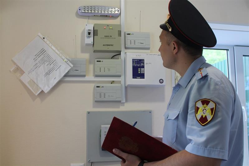 Сотрудники вневедомственной охраны проверили защищенность детских оздоровительных лагерей в Оренбуржье 