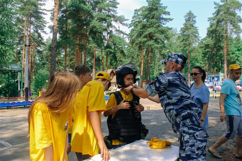 Воронежские омоновцы провели тематическое мероприятие в детском оздоровительном лагере «Зеленый огонек» 