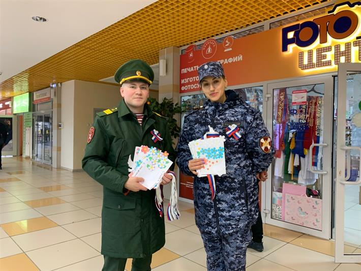 Росгвардейцы раздали жителям Салехарда изготовленные детьми открытки ко Дню России