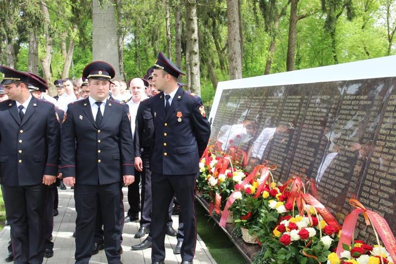 В преддверии Дня России североосетинские росгвардейцы посетили мемориальный комплекс «Барбашово поле»