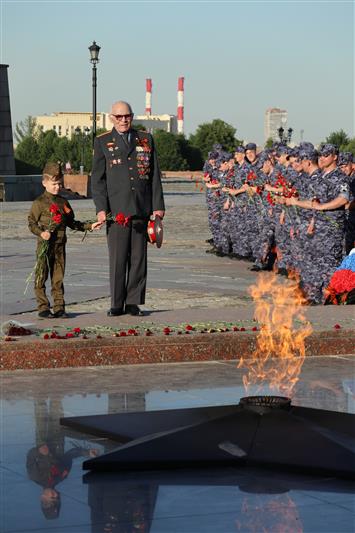 Ветеран Великой Отечественной войны принял участие в акции памяти, проводимой столичными росгвардейцами (видео)