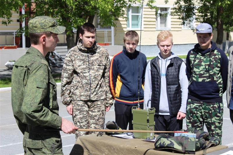 В рамках акции Росгвардии «Прокачай лето» школьники и кадеты посетили калиновскую дивизию