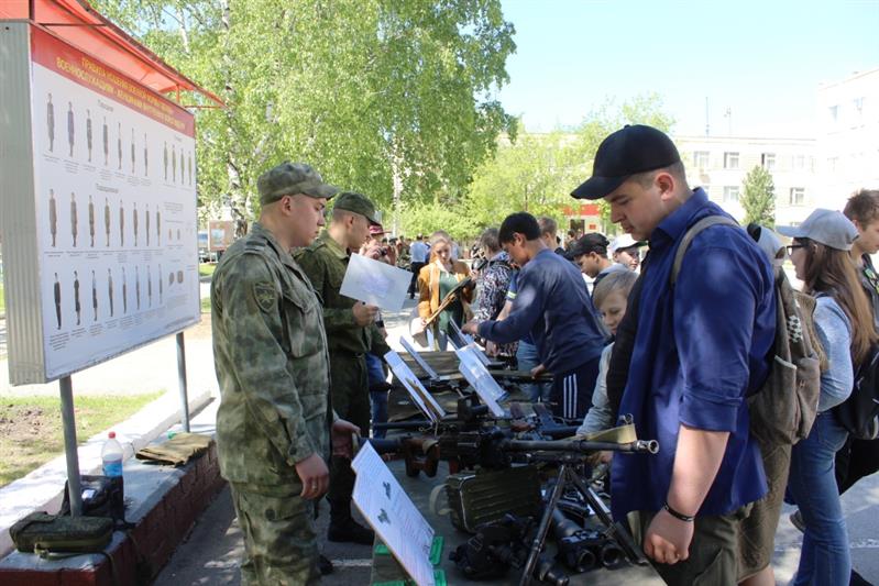 В рамках акции Росгвардии «Прокачай лето» школьники и кадеты посетили калиновскую дивизию