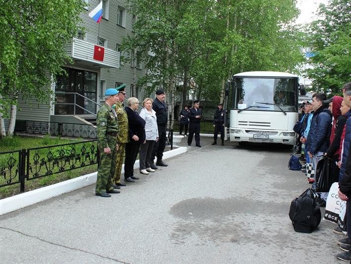 Югорские росгвардейцы приняли участие в чествовании земляков, убывающих служить по призыву