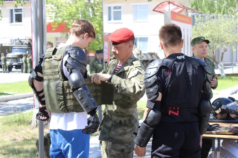 В рамках акции Росгвардии «Прокачай лето» школьники и кадеты посетили калиновскую дивизию