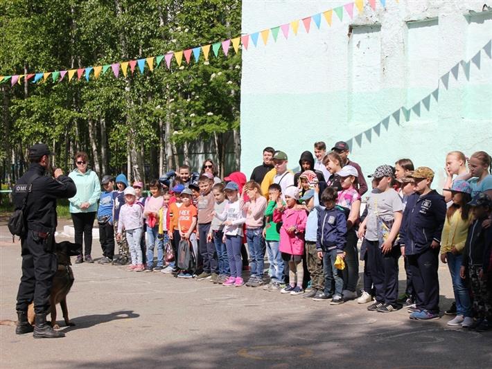 Кинологи Росгвардии навестили ребят, отдыхающих в детских лагерях Нижневартовска