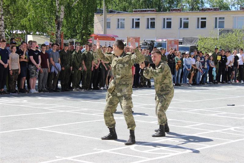 В рамках акции Росгвардии «Прокачай лето» школьники и кадеты посетили калиновскую дивизию