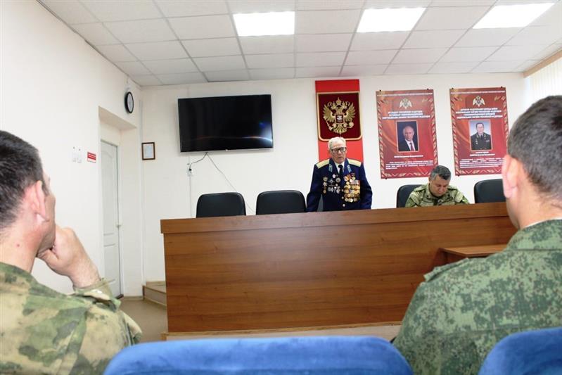 Курганские росгвардейцы встретились с бывшим узником концлагеря Геннадием Пикуновым