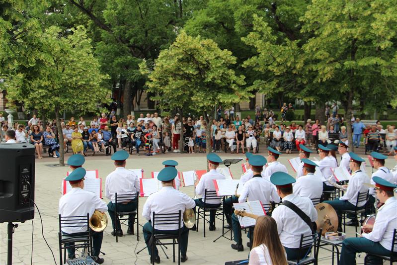 В городах-курортах Кавказских Минеральных Вод завершился первый день фестиваля военных оркестров Росгвардии