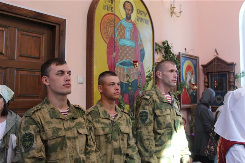 Военнослужащие отряда спецназа «Тайфун» Росгвардии приняли участи в крестном ходе вокруг Хабаровска
