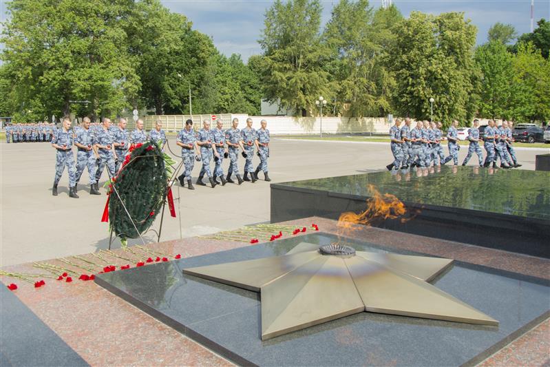 В память о погибших в годы Великой Отечественной войны в Отдельной дивизии оперативного назначения имени Ф. Э. Дзержинского состоялся митинг с возложением цветов 