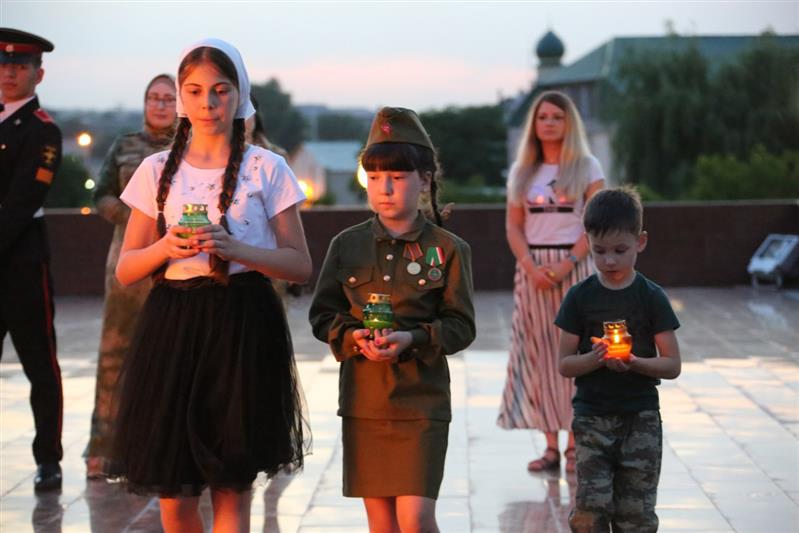 В Грозном сотрудники Росгвардии поддержали всероссийскую акцию «Свеча памяти» (фото, видео)