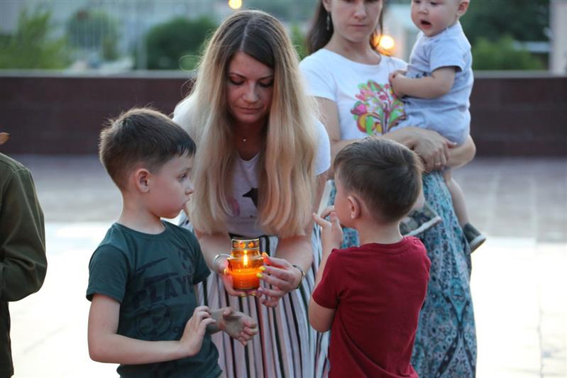 В Грозном сотрудники Росгвардии поддержали всероссийскую акцию «Свеча памяти» (фото, видео)